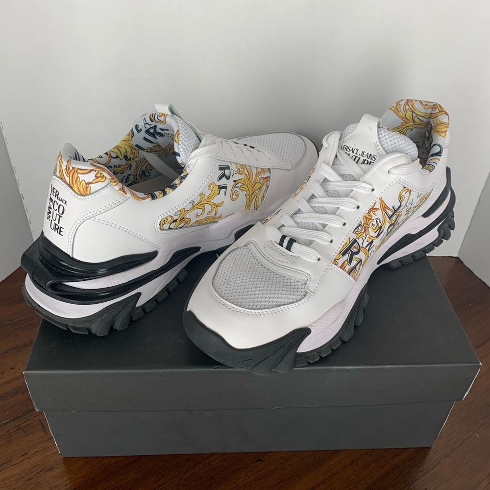 Men’s Versace Jean White/Gold trail sneakers in like new condition!